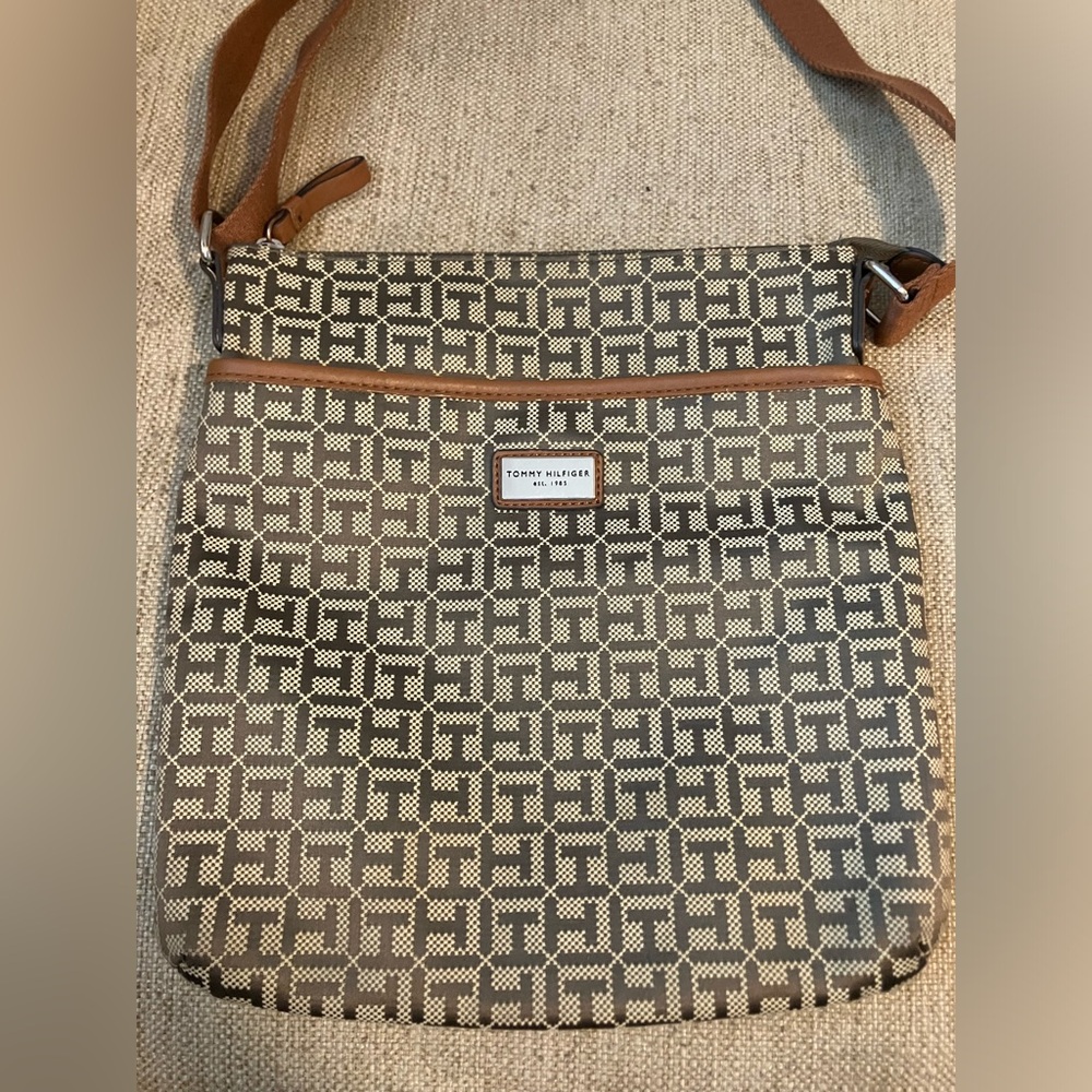 Tommy Hilfiger brown/tan crossbody purse - Picture 2 of 6